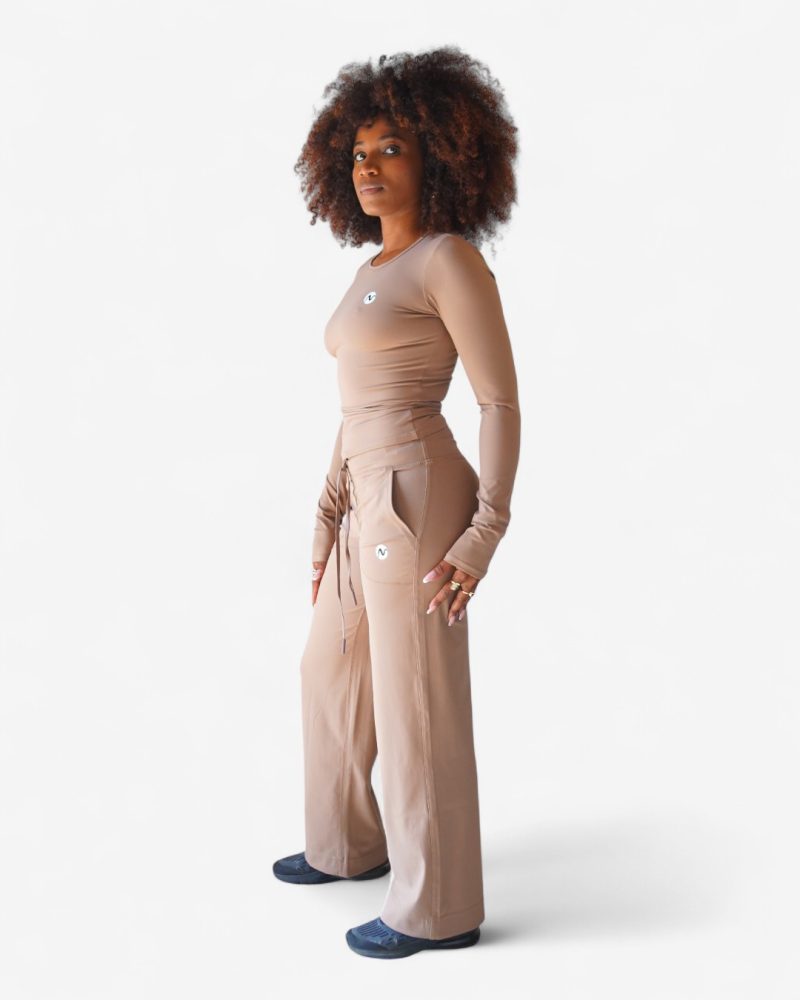 Ensemble Lounge "Confort Chic" : Haut ajusté manches longues et pantalon large taille haute. Tissu ultra-doux et fluide, parfait pour le confort quotidien ou la détente