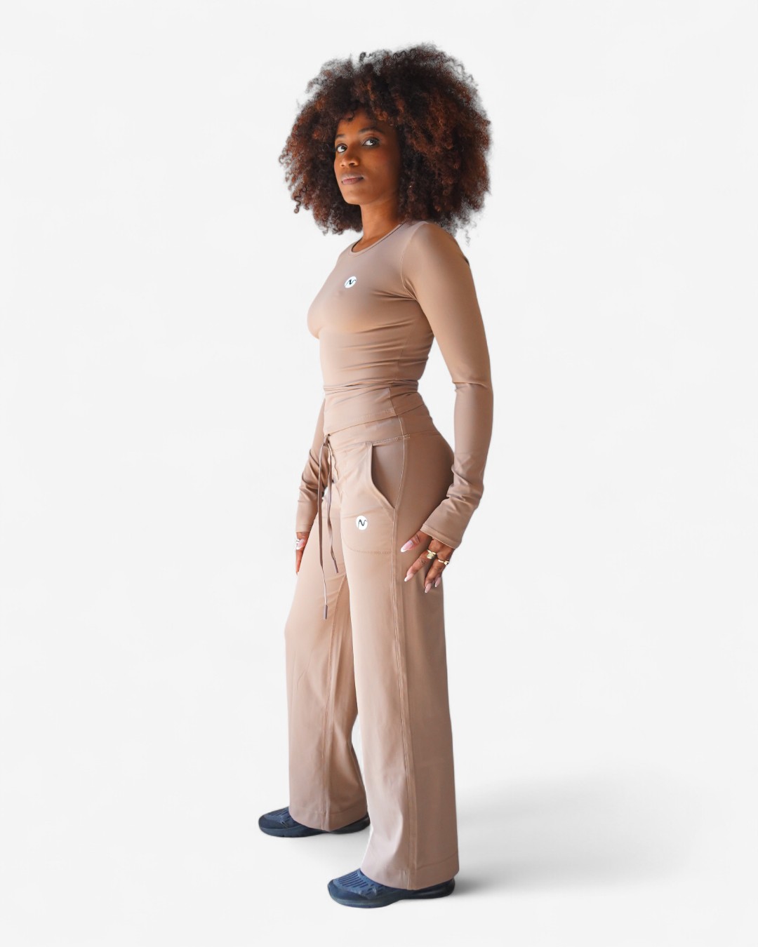 Ensemble Lounge "Confort Chic" : Haut ajusté manches longues et pantalon large taille haute. Tissu ultra-doux et fluide, parfait pour le confort quotidien ou la détente