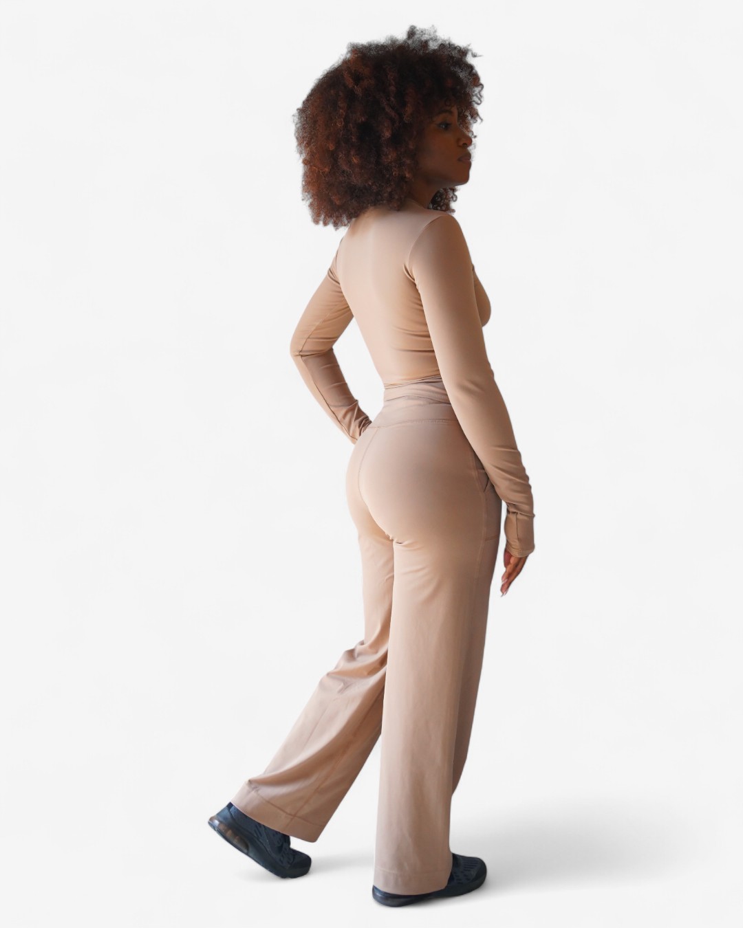 Ensemble Lounge "Confort Chic" : Haut ajusté manches longues et pantalon large taille haute. Tissu ultra-doux et fluide, parfait pour le confort quotidien ou la détente