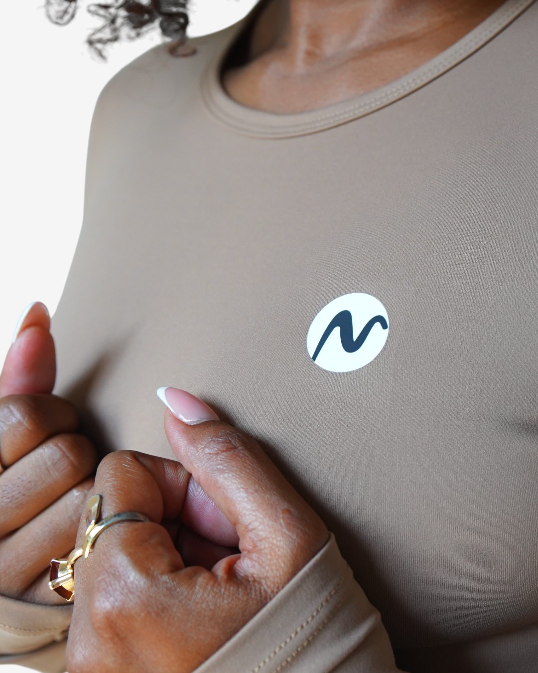 Ensemble Lounge "Confort Chic" : Haut ajusté manches longues et pantalon large taille haute. Tissu ultra-doux et fluide, parfait pour le confort quotidien ou la détente