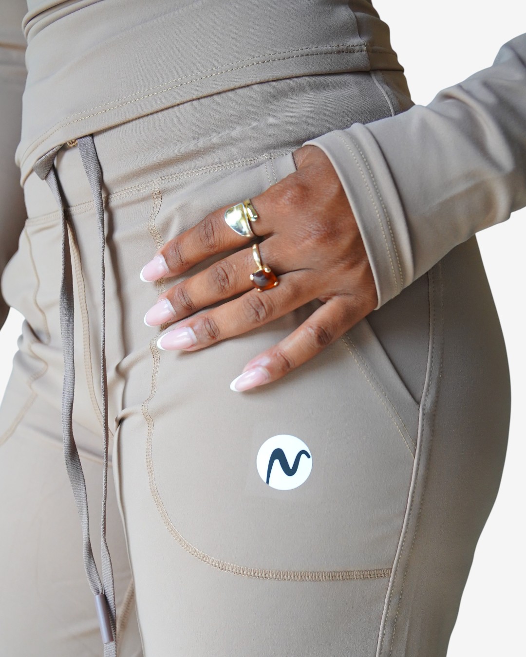 Ensemble Lounge "Confort Chic" : Haut ajusté manches longues et pantalon large taille haute. Tissu ultra-doux et fluide, parfait pour le confort quotidien ou la détente