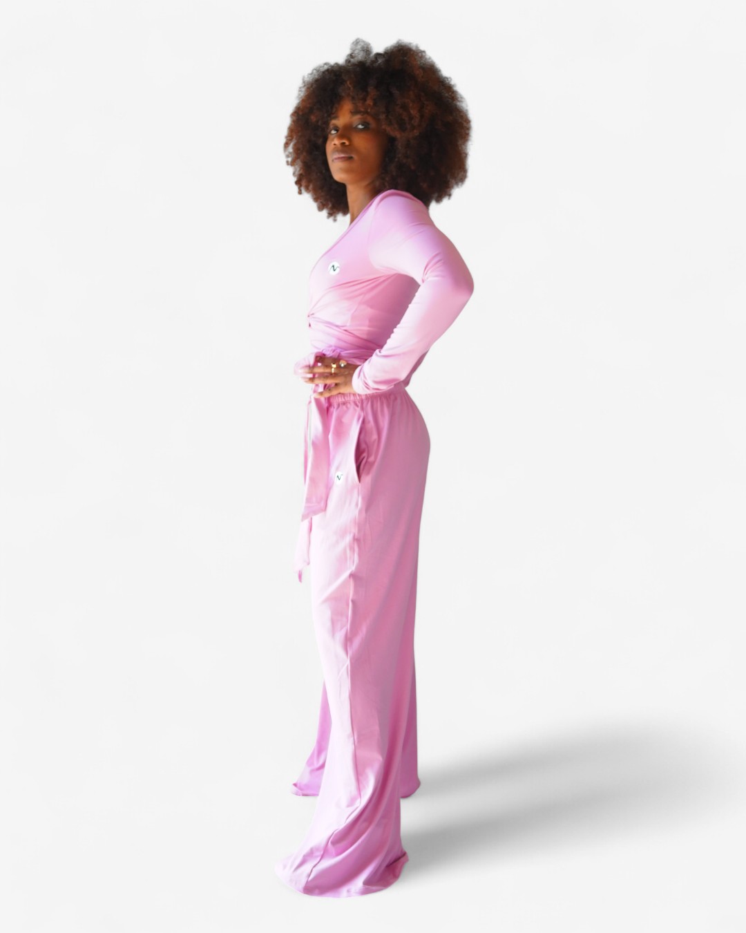 Ensemble Lounge "Élégance Fluide" : Haut cache-cœur à nouer et pantalon large fluide. Tissu ultra-doux pour le yoga, la danse ou la détente. Style chic en 5 couleurs.