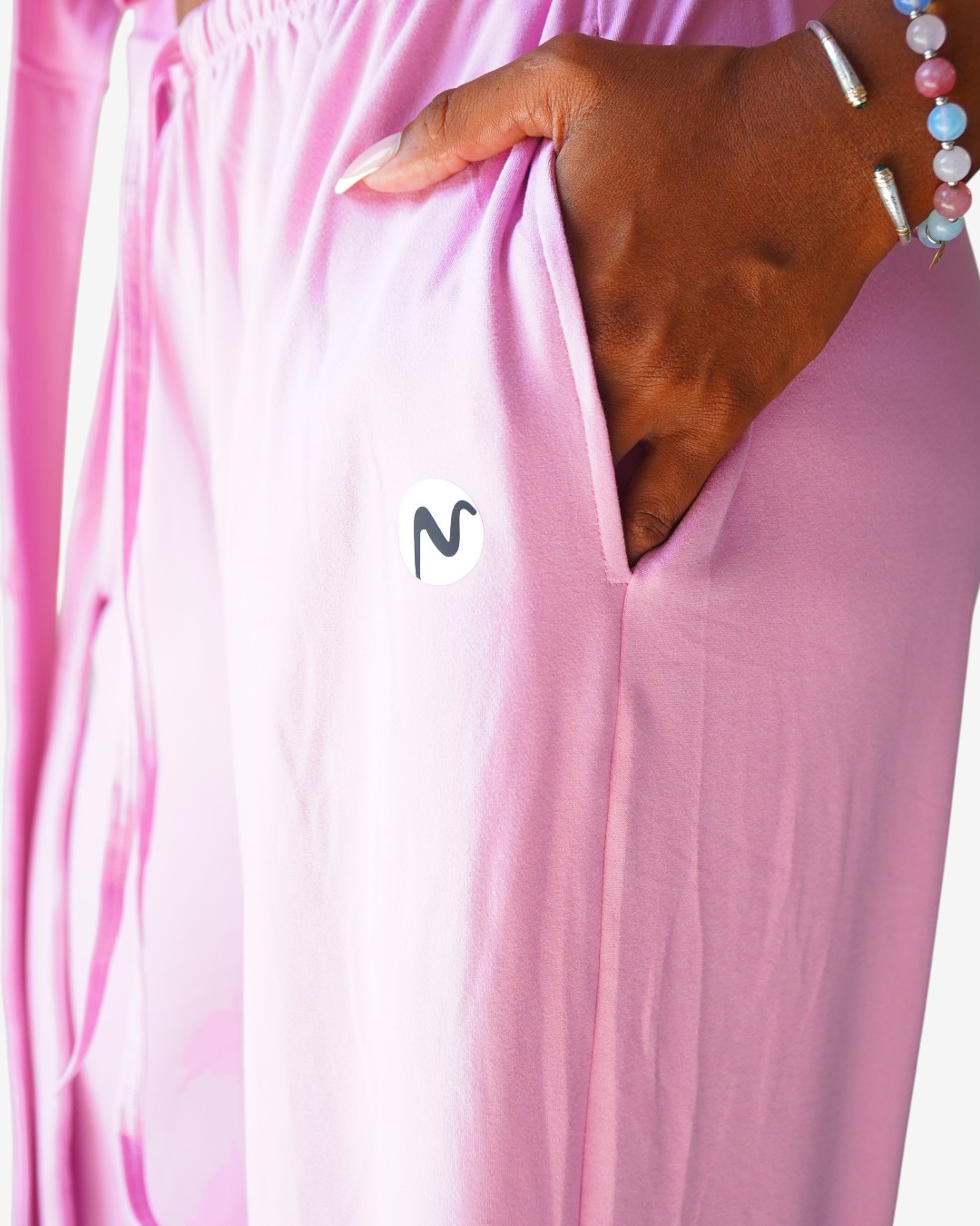 Ensemble Lounge "Élégance Fluide" : Haut cache-cœur à nouer et pantalon large fluide. Tissu ultra-doux pour le yoga, la danse ou la détente. Style chic en 5 couleurs.