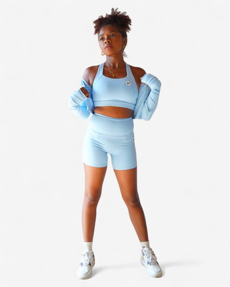 Ensemble Activewear "Mono-Chic" : Shorty gainant, brassière Halter et veste zippée courte. Tenue monochrome, tissu de compression pour un été stylé. 5 couleurs disponibles.