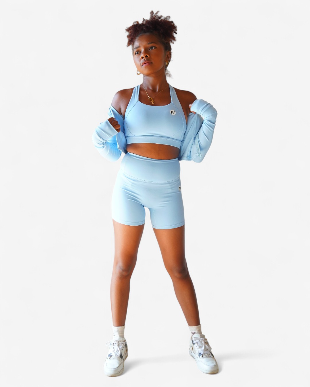 Ensemble Activewear "Mono-Chic" : Shorty gainant, brassière Halter et veste zippée courte. Tenue monochrome, tissu de compression pour un été stylé. 5 couleurs disponibles.