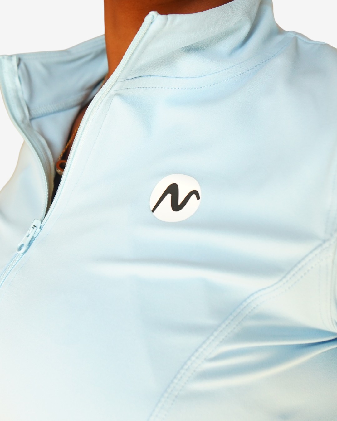 Ensemble Activewear "Mono-Chic" : Shorty gainant, brassière Halter et veste zippée courte. Tenue monochrome, tissu de compression pour un été stylé. 5 couleurs disponibles.